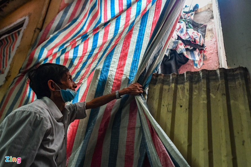 Bốn thế hệ nhà ông Phạm Ngọc Huấn phải chịu cảnh một chốn đôi nơi khi ngôi nhà của người đàn ông 68 tuổi bị ảnh hưởng trong quá trình giải tỏa. Nhà ông nằm ở mặt sau căn nhà số 23 nhưng chung bức tường.