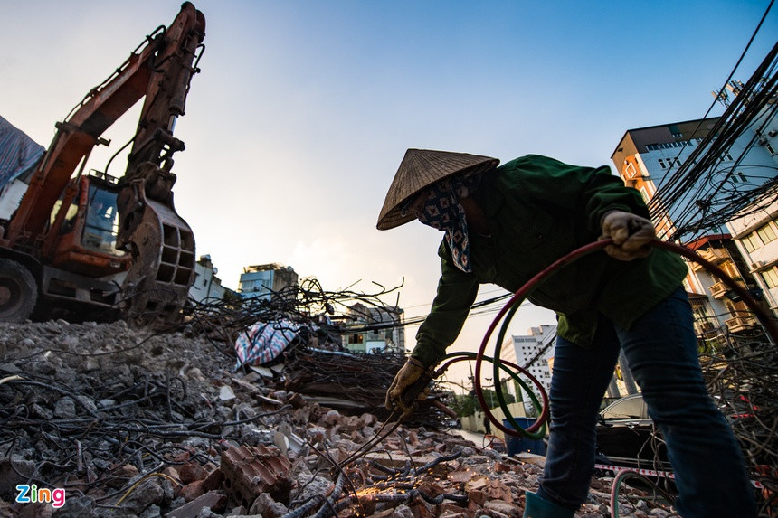 Mới đây, tại gói thầu CP03 (hầm và các ga ngầm), liên danh nhà thầu Hyundai - Ghella đã gửi 3 khiếu nại yêu cầu bồi thường với tổng chi phí 114,7 triệu USD và khẳng định nếu không chấp thuận thanh toán thì họ sẽ không thể tiếp tục công việc và khiếu nại lên Trung tâm trọng tài quốc tế. UBND TP Hà Nội đang xem xét xử lý các khiếu nại và tháo gỡ vướng mắc tại gói thầu CP03.