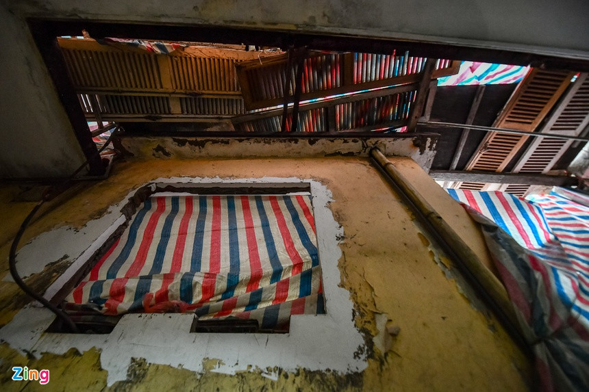 Tường xung quanh bịt kín bạt, phía bên trên che chắn bằng các tấm cửa gỗ.