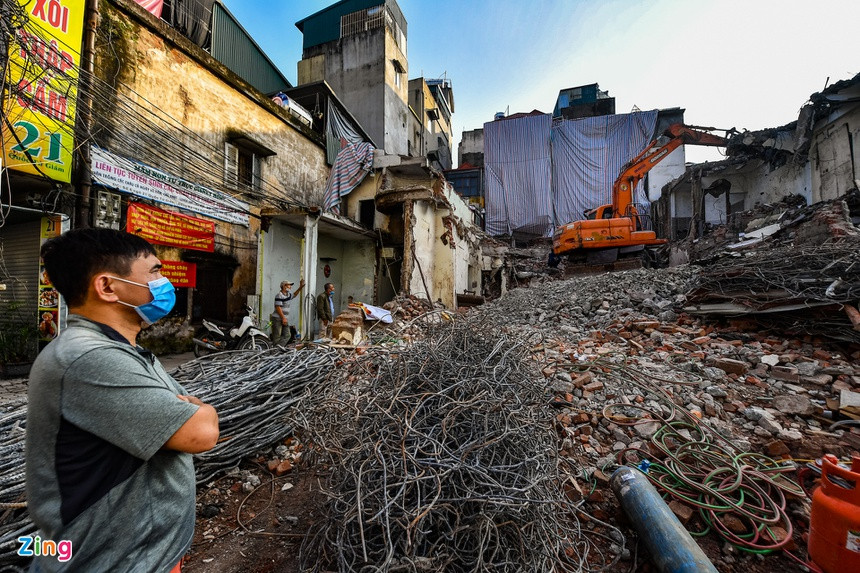 "Tôi ở tầng một của ngôi nhà, mua căn hộ này từ năm 2011. Dù khá tiếc nuối vì đã phải bỏ nhiều tiền mua lại căn hộ nhưng tôi chấp nhận chuyển đi để trả mặt bằng phục vụ dự án", ông Phạm Xuân Mỹ chia sẻ.