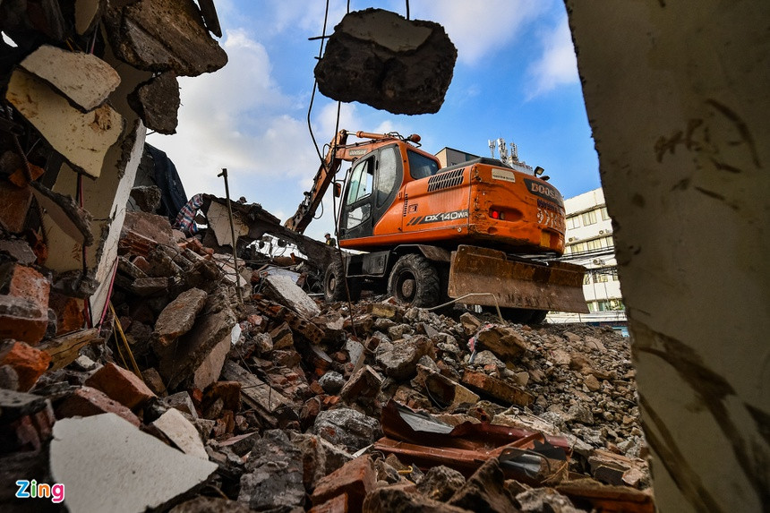 Theo UBND Hà Nội, nhà thầu liên danh Hyundai - Ghella đã tạm dừng thi công trên toàn bộ gói thầu (bao gồm ga S12) từ tháng 7 tới nay để giảm thiểu thiệt hại cho cả hai bên.