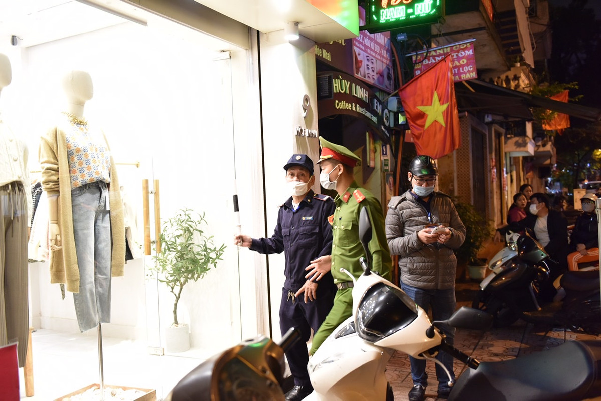 Cụ thể, trong những ngày vừa qua đã có hàng chục ca dương tính ngoài cộng đồng xuất hiện tại những khu dân cư đông người.