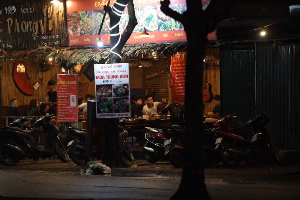 Theo ghi nhận của PV báo Tri thức và Cuộc sống, trong tối qua vẫn còn nhiều nhà hàng mở quá giờ quy định và có dấu hiệu lơ là trong công tác phòng chống dịch bệnh COVID-19.