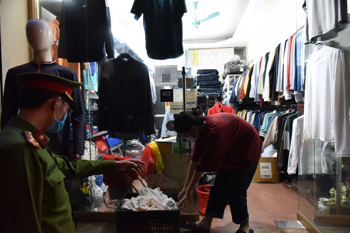 Để ngăn chặn dịch bệnh lây lan, UBND Thành phố Hà Nội đã quyết định nâng mức cảnh báo dịch từ “vùng xanh” lên “vùng vàng”.