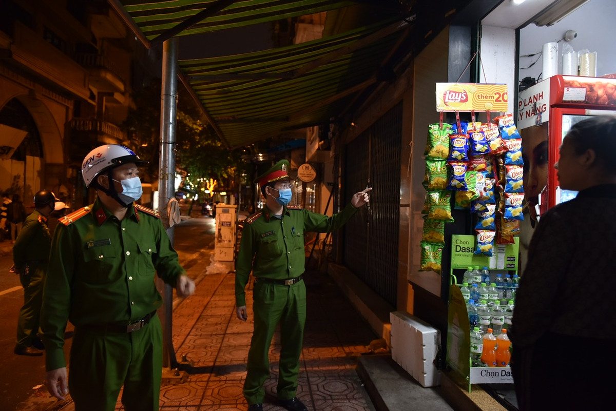 Trong tối qua, lực lượng công an trên địa bàn TP Hà Nội đã ra quân nhắc nhở hàng quán thực hiện nghiêm quy định phòng chống dịch, đóng cửa đúng giờ quy định.