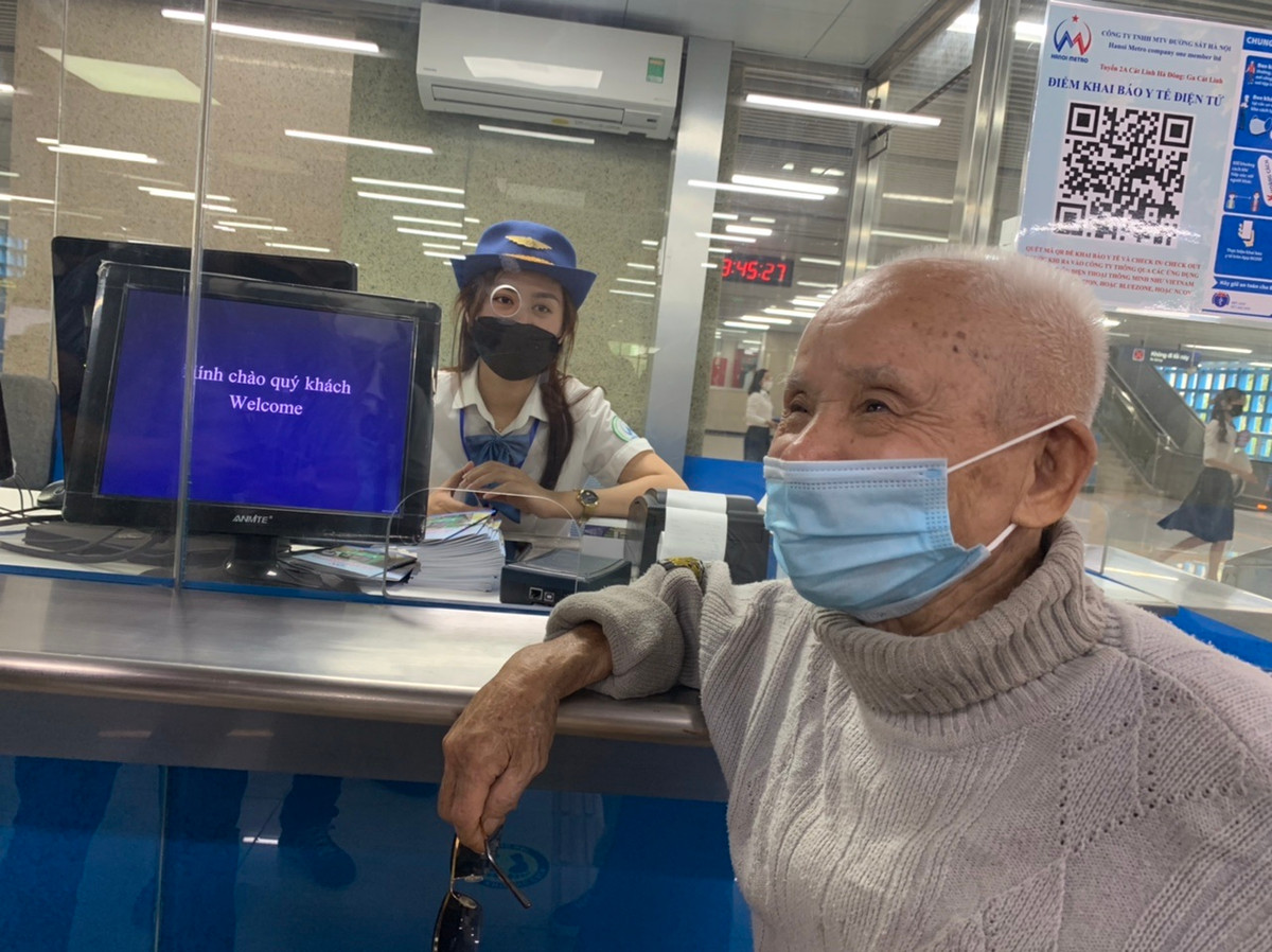 Bác Thành (80 tuổi) cho biết rất vui mừng khi được trải nghiệm chuyến tàu này bởi từ ngày Pháp thuộc thì đây là lần đầu tiên bác Thành được đi tàu.