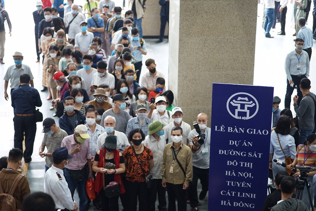Ngày đầu chạy chính thức, hàng người dài chờ lên tàu Cát Linh - Hà Đông Ngay dau chay chinh thuc, hang nguoi dai cho len tau Cat Linh - Ha Dong