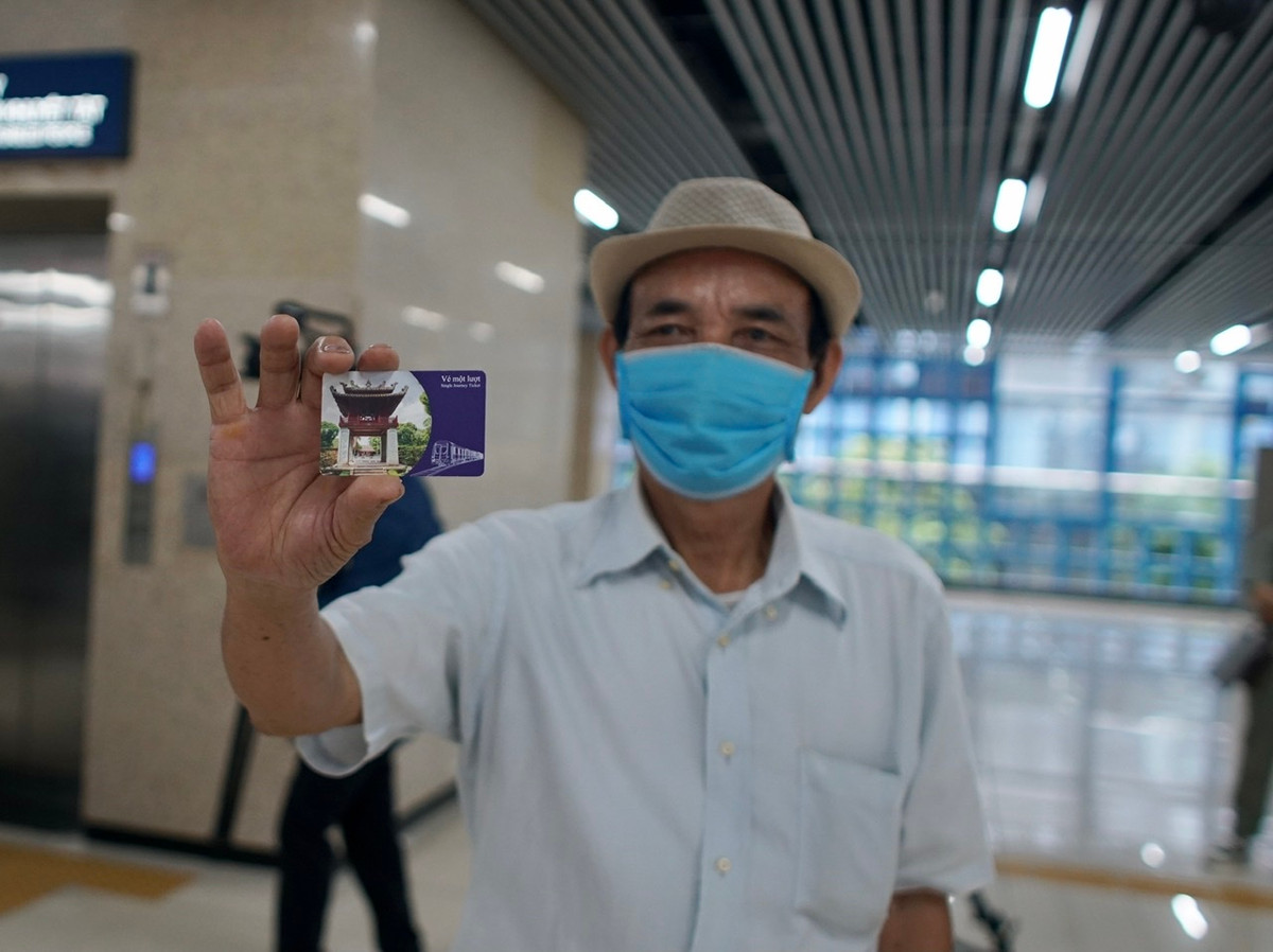 Bác Bùi Quang chia sẻ chuyến tàu này rất phù hợp với người lớn tuổi, tuy nhiên với người trẻ cần di chuyển nhiều sẽ gặp khó khăn hơn.