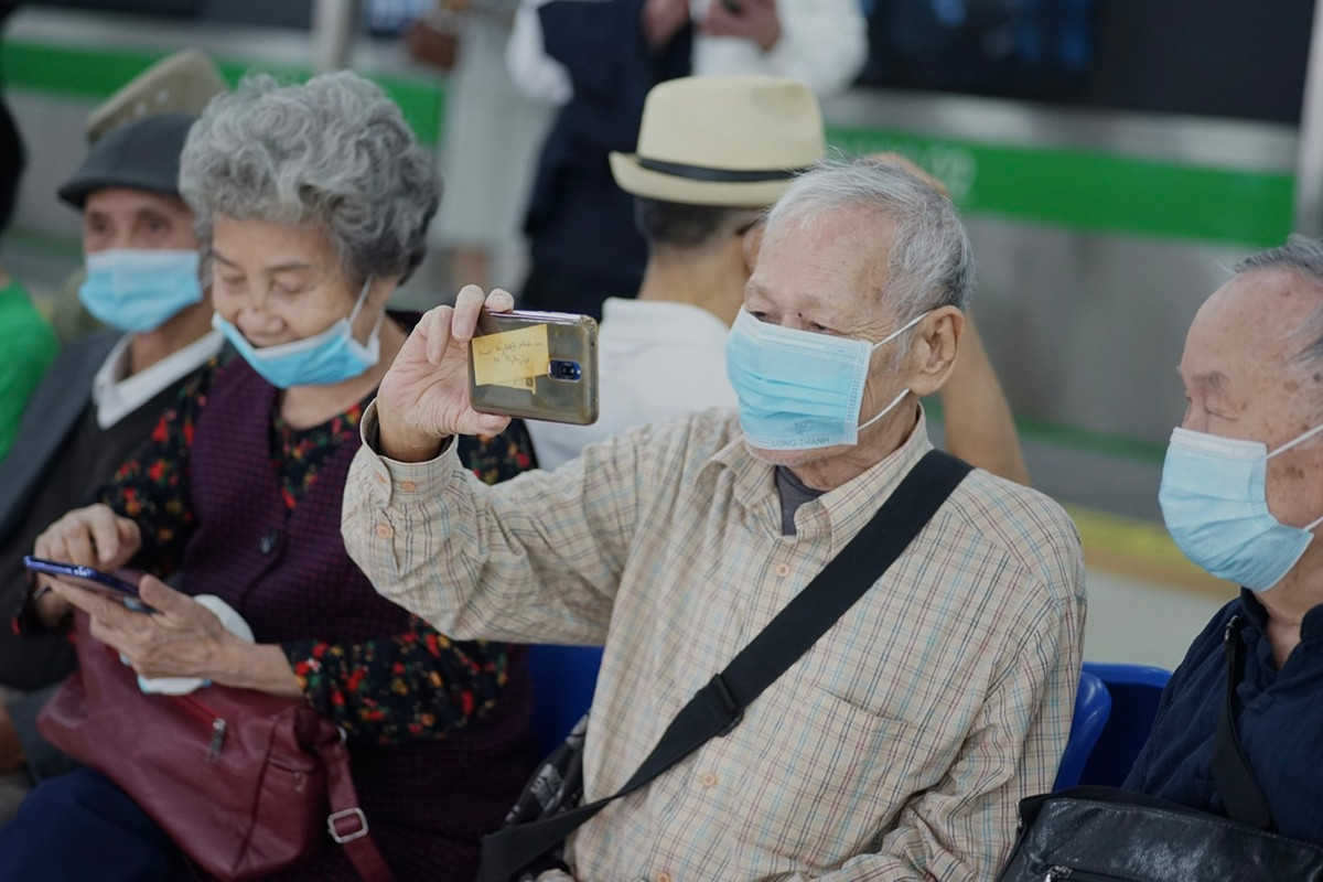 Nhiều hành khách lớn tuổi lần đầu tiên trong đời được trải nghiệm tàu đường sắt trên cao.