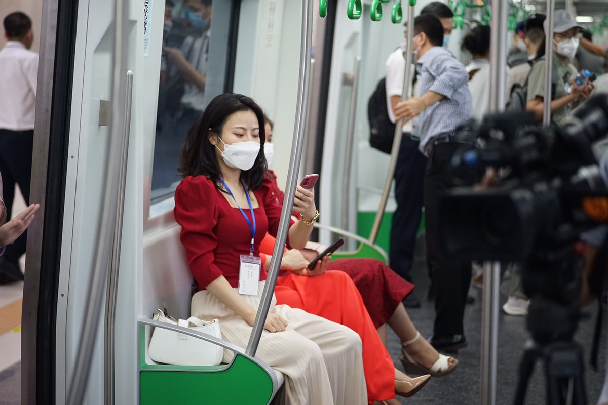 Những hành khách đầu tiên trải nghiệm tàu đường sắt Cát Linh - Hà Đông.