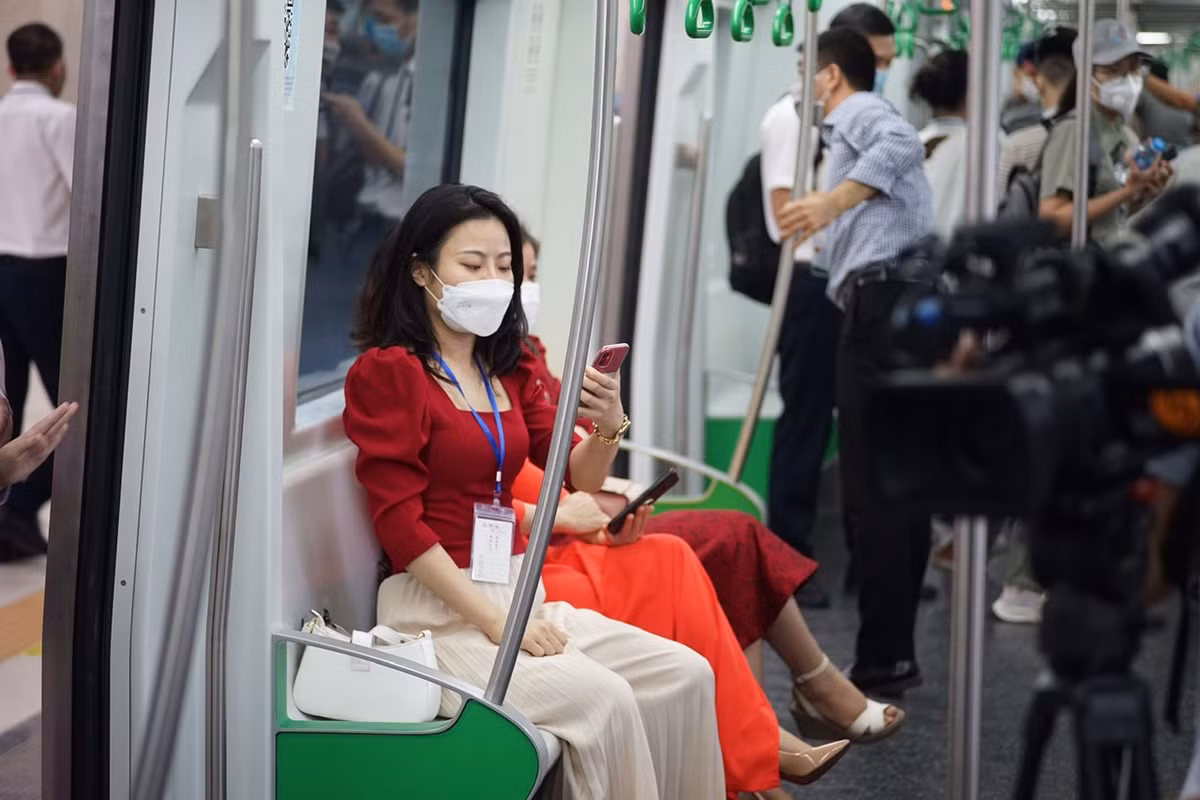 Những hành khách đầu tiên trải nghiệm tàu đường sắt Cát Linh - Hà Đông.