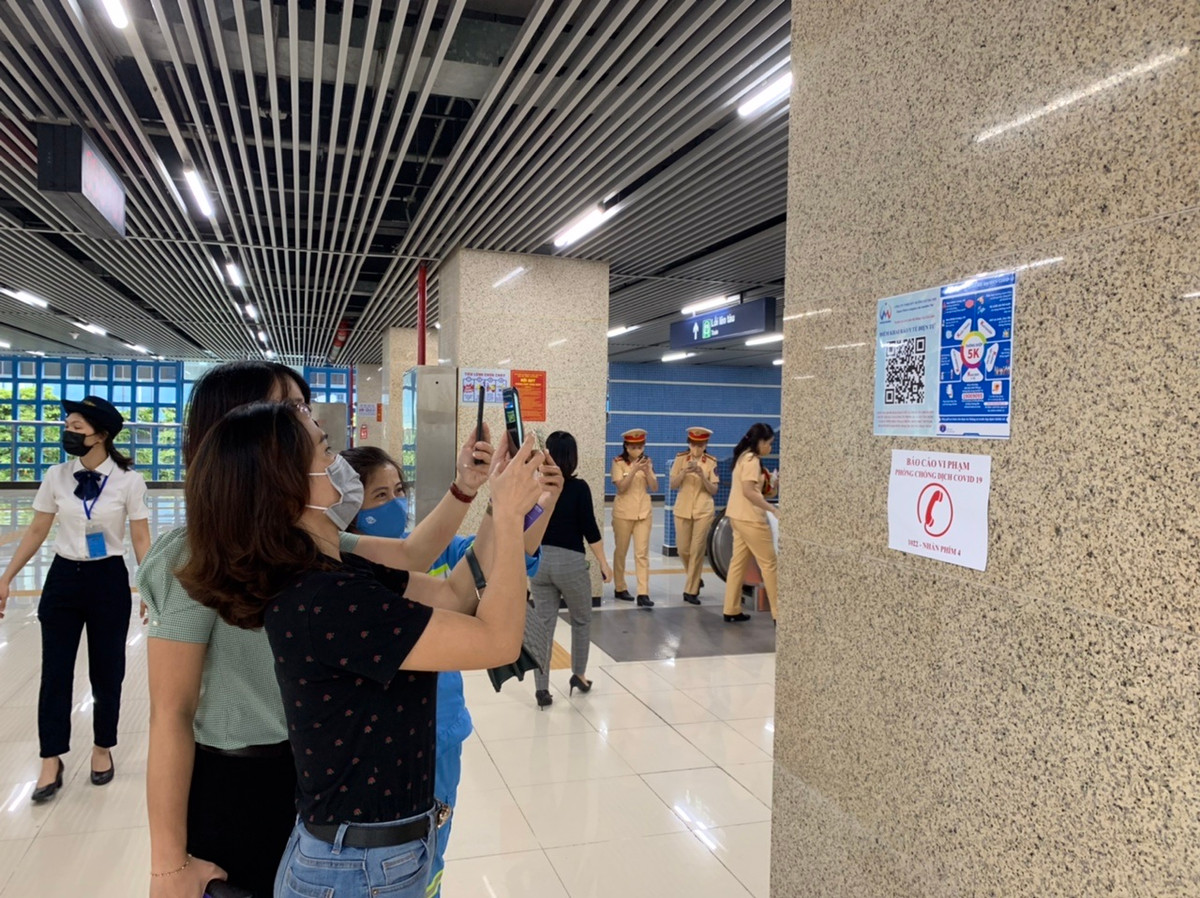 Công tác phòng chống dịch bệnh COVID-19 lây lan được triển khai ở các nhà ga.