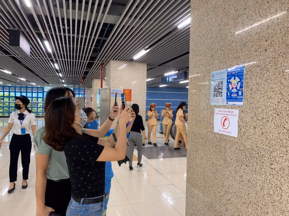 Công tác phòng chống dịch bệnh COVID-19 lây lan được triển khai ở các nhà ga.