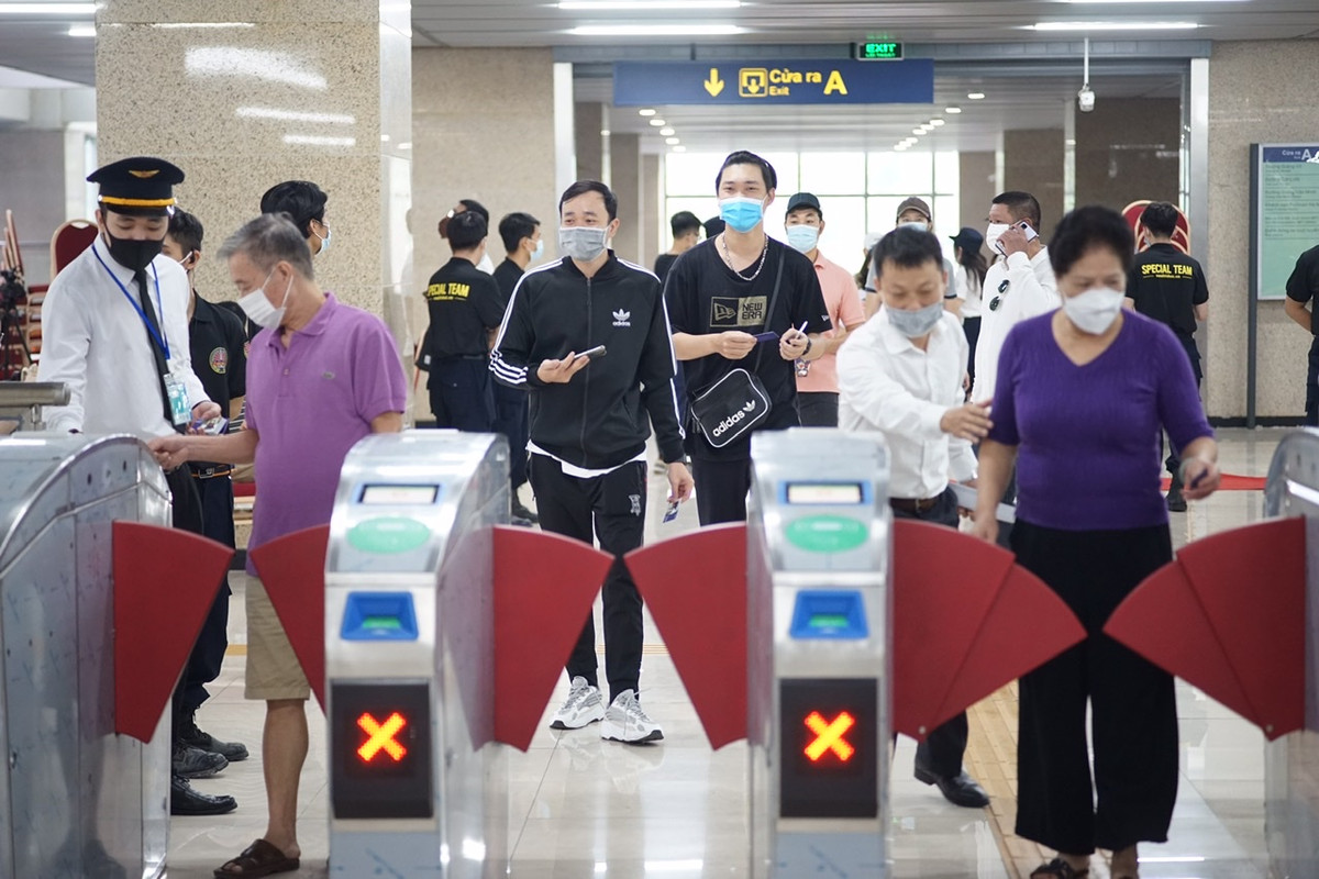 Đúng 9h sáng, chuyến tàu đầu tiên phục vụ người dân rời ga Cát Linh. Theo đó, 15 phút sẽ có 1 chuyến và hoạt động liên tục tới 22h hàng ngày.