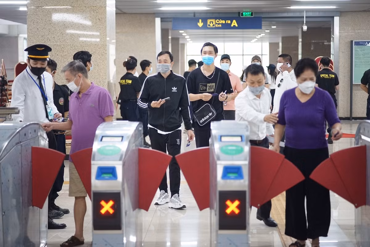 Đúng 9h sáng, chuyến tàu đầu tiên phục vụ người dân rời ga Cát Linh. Theo đó, 15 phút sẽ có 1 chuyến và hoạt động liên tục tới 22h hàng ngày.