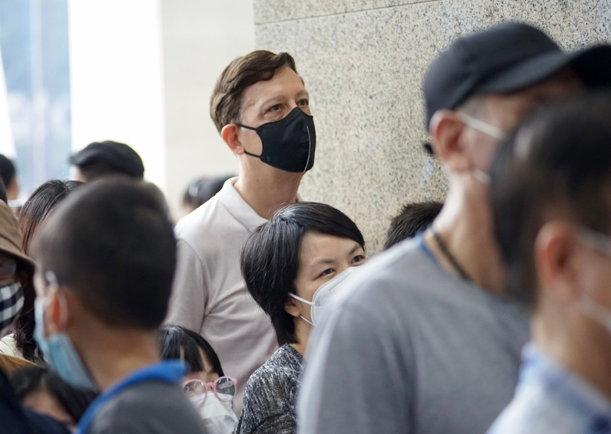 Theo ghi nhận của PV báo Tri thức và Cuộc sống, trong ngày đầu tiên đi vào hoạt động có rất nhiều người dân ở mọi lứa tuổi tới trải nghiệm trong đó có cả nhiều người nước ngoài.