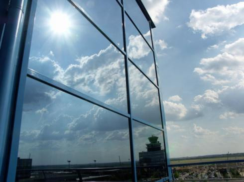 Vào thời gian diễn ra hiện tượng Equinox, khi có việc phải ra ngoài đường, bạn nên lưu ý dùng ô, kính dâm, mặc áo thoáng mát.