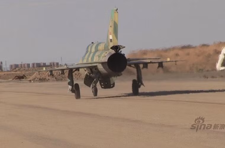 Máy bay tiêm kích MiG-21U trang bị động cơ phản lực R11-F300 cho tốc độ tối đa chừng 2.100km/h, bán kính chiến đấu 600-700km, trần bay 19.000m.