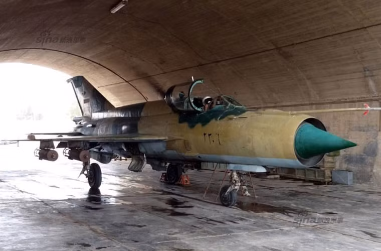Ngoài MiG-21U, Không quân Syria hiện vẫn còn gần 100 chiếc MiG-21MF/bis phiên bản chiến đấu một chỗ ngồi và MiG-21R phiên bản trinh sát.
