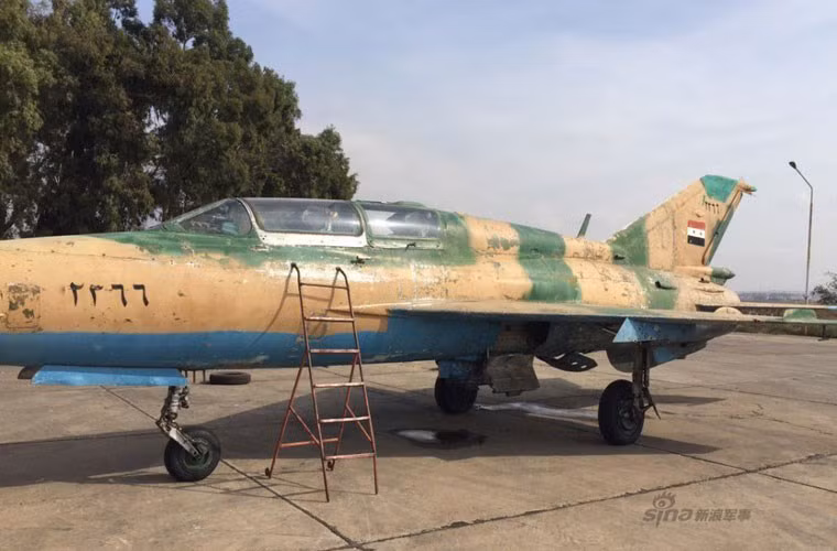Cận cảnh một chiếc MiG-21U của Không quân Syria với buồng lái được kéo dài đủ cho hai người.