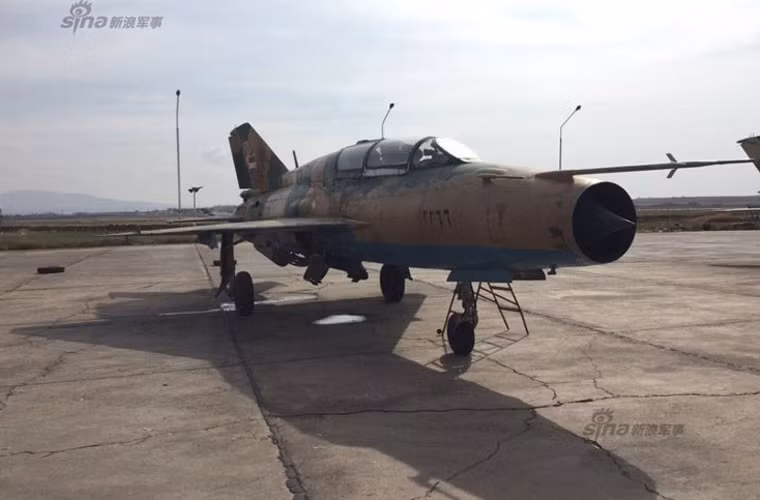 Không quân Syria hiện được cho là có khoảng 15 chiếc MiG-21U vừa sử dụng để huấn luyện, vừa tham gia không kích ném bom trong thời gian nội chiến từ năm 2011.