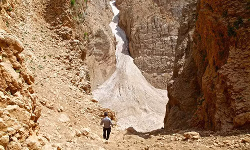 Rất nhiều người không khỏi ngạc nhiên khi chứng kiến dòng sông băng chảy giữa sa mạc rộng lớn ở Iran.