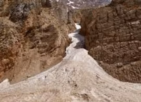 Dòng sông băng nằm sâu bên trong hang động, dài gần 1000 mét.