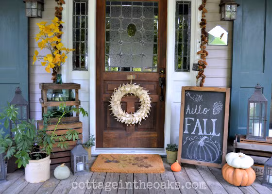 Hiên nhà xinh xắn hơn nhờ một vòng hoa khô trước cửa và tấm bảng có viết chữ "chào mùa thu".