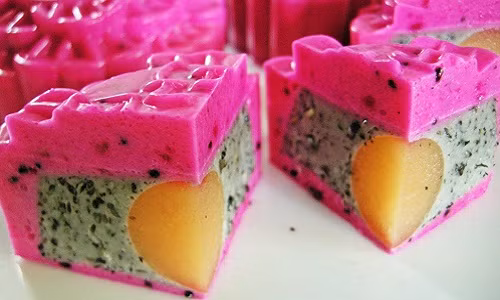 Một loại bánh trung thu khá được yêu thích tại Trung Quốc là bánh nhân hoa quả tươi như vải, dứa, thanh long...