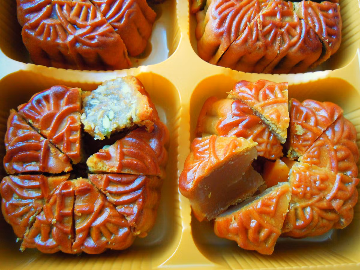 Chiếc bánh trung thu có nhân bằng hải sản tươi như bào ngư và rong biển thường có vị mặn. Loại bánh này ở Trung Quốc thường đắt hơn các loại bánh trung thu truyền thống.