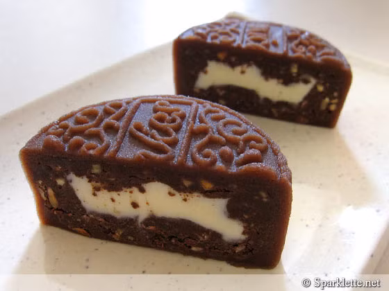 Ngoài ra, nhiều nơi ở Trung Quốc còn làm ra chiếc bánh nướng vỏ socola, nhân yến mạch, hoặc các loại hoa quả.