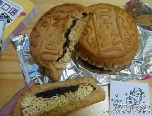 Một nhà hàng tại Trung Quốc đã đưa mỳ tôm làm nhân cho chiếc bánh nướng vô cùng thú vị.