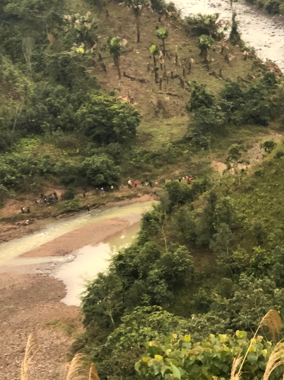 Trước đó, vụ nam thanh niên bị lũ cuốn xảy ra vào khoảng 15h ngày 19/2, anh Đ.T.Q (sinh năm 1982, trú tại thôn Khe Mạng, xã Phong Dụ Thượng, huyện Văn Yên) đi chơi về qua cầu tạm Thượng Sơn. 