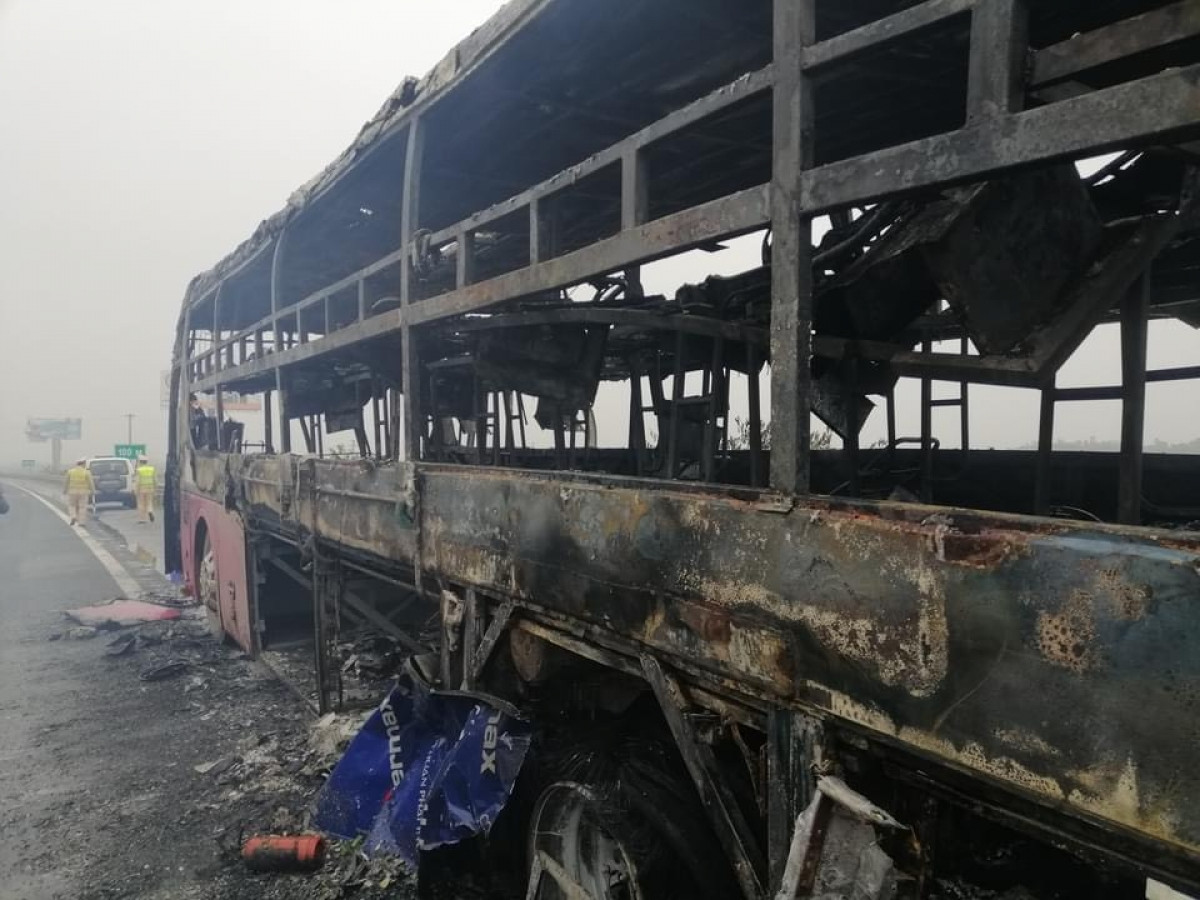  Xe khách giường nằm bốc cháy trơ khung trên cao tốc Hà Nội - Ninh Bình: Ngày 17/2, tại cao tốc Pháp Vân - Cầu Giẽ - Cao Bồ - Mai Sơn (thuộc địa phận xã Quất Động, huyện Thường Tín, Hà Nội) một ô tô khách giường nằm bất ngờ bốc cháy dữ dội. Rất may vụ cháy không thiệt hại về người, tuy nhiên toàn bộ tài sản trên xe đã biệt thiêu rụi hoàn toàn. 