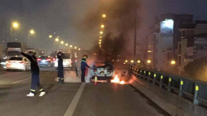  Ô tô Toyota cháy trơ khung trên đường vành đai 3: Chiều 22/1, trên đường vành đai 3 chiều từ cầu Thanh Trì hướng Khuất Duy Tiến - Hà Nội, xe ô tô mang BKS 27A-027.xx đang lưu thông bỗng bốc cháy ngùn ngụt. Vào thời điểm xảy ra cháy trên xe có một tài xế Nguyễn Sỹ T. (SN 1961, ở TP Điện Biên, tỉnh Điện Biên) đã kịp thoát ra ngoài. Vụ cháy làm chiếc xe Toyota cháy trơ khung.