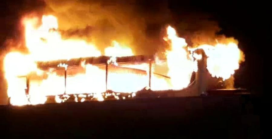  Xe khách cháy rụi trên đường cao tốc TP HCM - Trung Lương: Tối 11/12/2021, xe khách loại 29 chỗ mang BS tỉnh Bến Tre, lưu thông trên đường cao tốc TP HCM - Trung Lương khi đến đoạn thuộc địa bàn xã Nhị Thành, huyện Thủ Thừa, Long An xe bất ngờ bốc cháy. Đám cháy sau đó đã được lực lượng chức năng dập tắt, tuy nhiên, xe khách đã bị lửa thiêu rụi. 