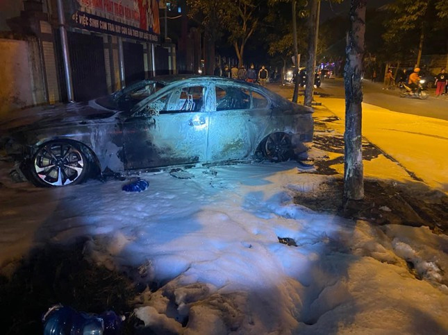  Ô tô bốc cháy trơ khung khi đỗ trên đường Tuệ Tĩnh: Chiều 5/12/2021, trên đường Tuệ Tĩnh (phườ ng Hà Huy Tập, TP Vinh, Nghệ An) một ô tô 4 chỗ đang đỗ trên vỉa hè thì bất ngờ bốc cháy ngùn ngụt. Thời điểm đó, trên xe không có người. Sau khi lực lượng chức năng dập tắt ngọn lửa, chiếc xe gần như bị hư hại hoàn toàn.