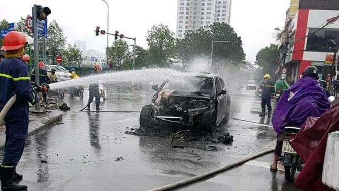  Ô tô BMW cháy trơ khung trên đường: Trưa ngày 9/2/2021, tại ngã tư Tố Hữu - Lương Thế Vinh, quận Nam Từ Liêm (Hà Nội), một chiếc ô tô BMW 5 chỗ biển kiểm soát 15A-113.XX khi lưu thông đến khu vực trên bất ngờ bốc cháy ngùn ngụt. Sau khi dập tắt đám cháy, chiếc xe bị cháy trơ phần khung nhưng không gây tiếng nổ và không có thương vong về người.