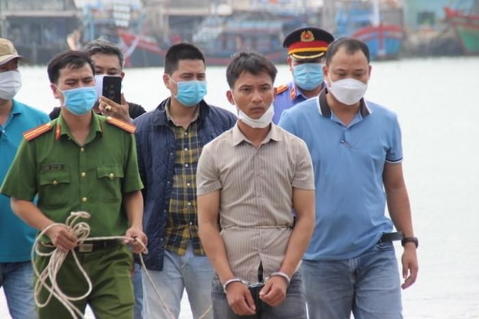  Khởi tố, bắt tạm giam người cha ném con gái xuống sống vì giận vợ: Ngày 23/2, Viện KSND tỉnh Quảng Nam cho biết vừa phê chuẩn quyết định khởi tố bị can và lệnh bắt tạm giam Trần Văn Viên (30 tuổi, trú tại xã Tam Hải, huyện Núi Thành, tỉnh Quảng Nam) để điều tra về hành vi giết người - kẻ đã ném con gái xuống sông. 