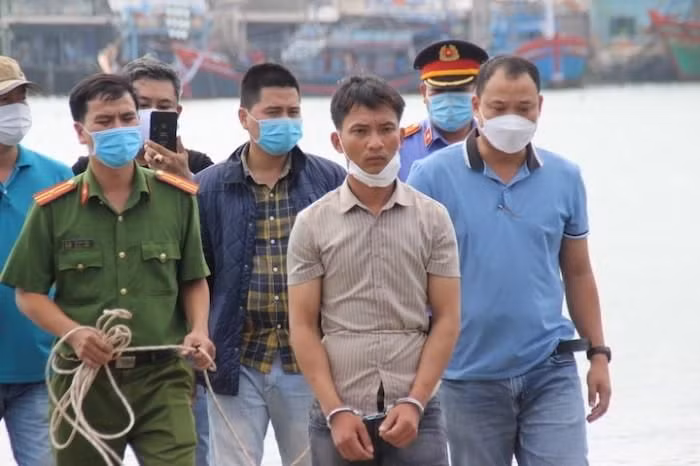  Khởi tố, bắt tạm giam người cha ném con gái xuống sống vì giận vợ: Ngày 23/2, Viện KSND tỉnh Quảng Nam cho biết vừa phê chuẩn quyết định khởi tố bị can và lệnh bắt tạm giam Trần Văn Viên (30 tuổi, trú tại xã Tam Hải, huyện Núi Thành, tỉnh Quảng Nam) để điều tra về hành vi giết người - kẻ đã ném con gái xuống sông. 