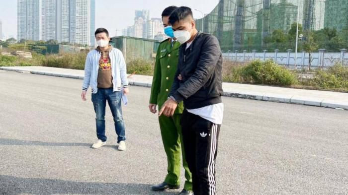  Dùng gạch đập vào đầu tài xế để cướp xe máy: Sau khi yêu cầu dừng xe, Nguyễn Văn Sơn (SN 1988, trú huyện Mỹ Đức, Hà Nội) đã nhảy xuống, chạy vào vỉa hè lấy gạch ra đập vào vùng gáy, đầu và tai tài xế rồi cướp đi xe máy xảy ra tại quận Nam Từ Liêm. Ngày 26/2, Công an quận Nam Từ Liêm cho biết đang tạm giữ Sơn để điều tra, làm rõ. 