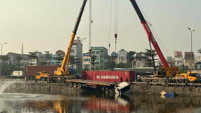  Xe container mất lái lao xuống hồ Sài Đồng: Sáng 26/2, xe ô tô đầu kéo container do anh N.V.K. (39 tuổi, ở Đông Hưng, Thái Bình) điều khiển lưu thông trên QL5 hướng Hải Phòng - Hà Nội. Khi tới khu vực hồ Sài Đồng (quận Long Biên, Hà Nội), chiếc xe bị mất lái, lao thẳng xuống hồ. 