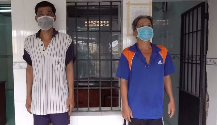  Bắt 2 tài xế xe ôm cướp tài sản của người nước ngoài: Sau khi người nước ngoài nhảy xuống xe ở quận 1, TP HCM, do không trả tiền nên Huỳnh Hữu Hiến (SN 1975, ngụ TP Thủ Đức) đuổi theo gọi đồng nghiệp là Nguyễn Thanh Liêm (SN 1971, ngụ quận 4) ra giúp. Sau đó, cả 2 khống chế anh này cướp Iphone 12 Pro của nạn nhân rồi tẩu thoát. Ngày 22/2, Công an TP HCM cho biết đang điều tra, làm rõ. 