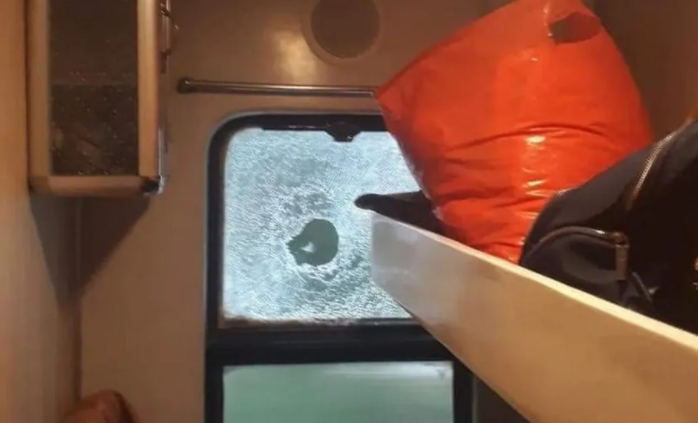  9 học sinh ném đá làm vỡ kính tàu hỏa: Ngày 22/2, Công an huyện Quảng Ninh, tỉnh Quảng Bình cho biết đang làm rõ vụ 9 học sinh có hành vi ném đá làm vỡ kính tàu hỏa SE7 khi tàu này đi qua địa bàn xã Hiền Ninh, huyện Quảng Ninh. 9 học sinh này học ở Trường Phổ thông dân tộc nội trú huyện Quảng Ninh và đã thừa nhận hành vi ném đá lên tàu hỏa. 