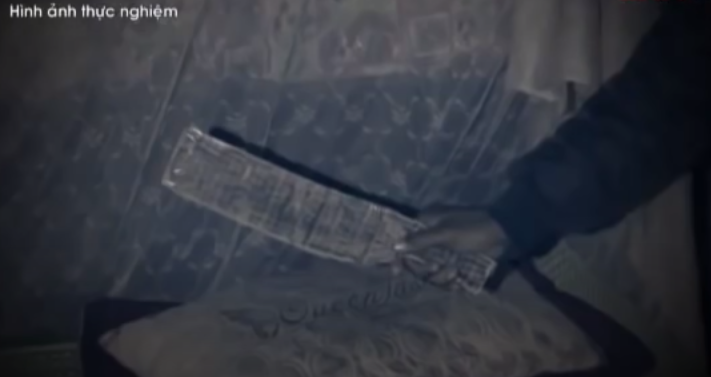 Khoảng 5h ngày 5/12/2016, Thăng ngủ dậy và đi bộ ra đường liên thôn. Khi đến trước cổng nhà ông Vững, thấy trong sân, trong nhà điện vẫn sáng, cổng khóa, không thấy xe máy của ông Vững ở nhà, nên Thăng đã trèo qua tường bao vào trong sân, đi thẳng vào bếp lấy 1 con dao rựa sau đó lên nhà trên nơi cháu Khang đang ngủ và chém liên tiếp nhiều nhát vào vùng mặt, đầu cháu Khang. 