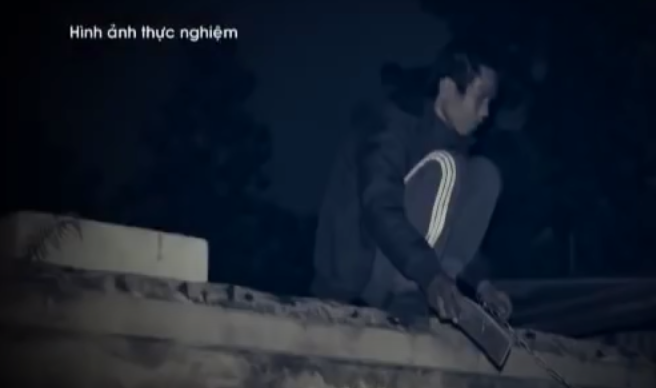 Thấy cháu Khang nằm bất động không có phản xạ gì thì Thăng cầm dao đi ra ngoài sân rồi trèo tường chỗ gần bể nước nhảy xuống đường tại vị trí bụi cỏ rìa đường bê tông, chỗ lúc trước Thăng đã trèo vào. Sau khi ra đường liên thôn, Thăng cầm dao đi về phía nhà của Thăng. 