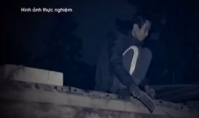 Thấy cháu Khang nằm bất động không có phản xạ gì thì Thăng cầm dao đi ra ngoài sân rồi trèo tường chỗ gần bể nước nhảy xuống đường tại vị trí bụi cỏ rìa đường bê tông, chỗ lúc trước Thăng đã trèo vào. Sau khi ra đường liên thôn, Thăng cầm dao đi về phía nhà của Thăng. 