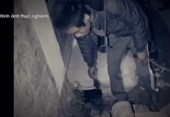 Khi đến khu vực nhà bà Đặng Thị Ngoạn (SN 1965, ở cùng thôn Hòa Tô), Thăng nghe thấy trong nhà bà Ngoạn có tiếng thau chậu loảng xoảng và nhìn thấy bà Ngoạn đi lại ở phía trong thì Thăng sợ bị bại lộ, nên cầm con dao giấu dưới rãnh thoát nước trước cửa cổng nhà của một nhà dân cùng thôn. 