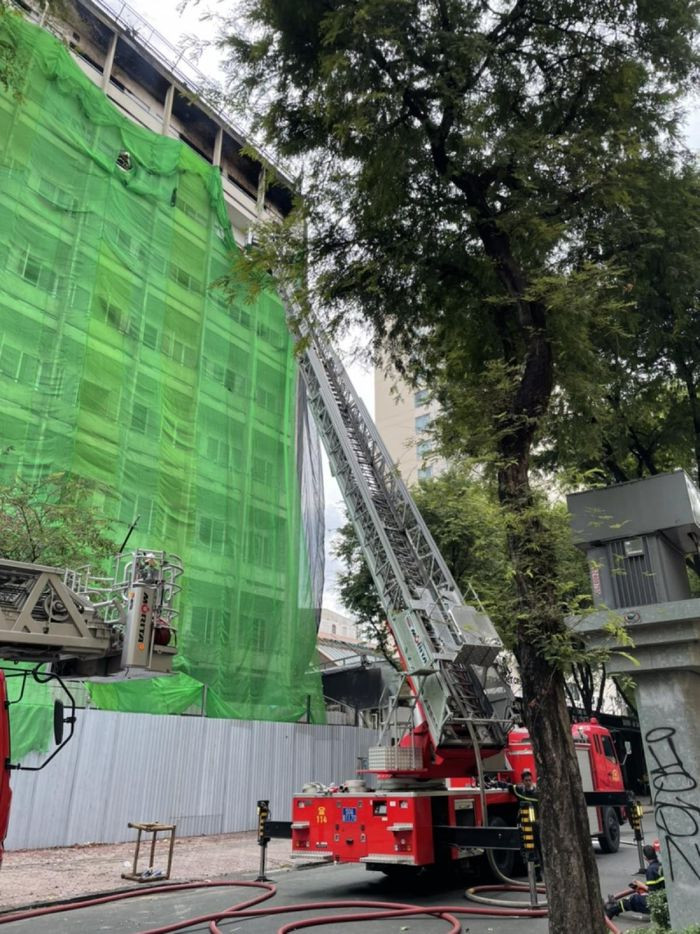  Cháy lớn tại công trình đang tháo dỡ ở trung tâm TP HCM: Chiều 25/2, tại tòa nhà số 35 Nguyễn Trung Trực, phường Bến Thành, Quận 1. Ngọn lửa xuất phát từ tầng 3 của tòa nhà, sau đó bùng cháy dữ dội. Sau khoảng 30 phút phun nước chữa cháy, ngọn lửa đã được khống chế. Theo cơ quan chức năng, tòa nhà trên là công trình bỏ không, đang phá dỡ, không có người bên trong nên không có thương vong về người.