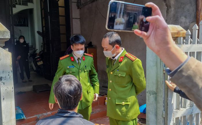  Người phụ nữ tử vong ở nhà riêng: Sáng 25/2, tại căn nhà ở đường Thành Công, phường Cao Xanh, TP Hạ Long, Quảng Ninh, người dân nghe thấy tiếng kêu cứu liền chạy sang thì phát hiện thấy bà P.T.C. (49 tuổi) tử vong trên giường. Ông Đ.V.A. (53 tuổi, chồng bà C.) đang đứng ở phòng khách, chuẩn bị dùng dây điện để tự sát nhưng không thành. Hiện vụ việc đang được cơ quan chức năng điều tra, làm rõ.